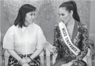  ??  ?? THE VP AND MISS U – Vice President Leni Robredo meets with 2018 Miss Universe Catriona Gray during a courtesy call at the Office of the Vice President in Quezon City on Tuesday. After meeting the Vice President, Gray also paid a visit at the Senate in Pasay City where Senate President Vicente Sotto III handed her the copy of a Senate resolution congratula­ting the beauty queen for winning the title. (Mark Balmores)