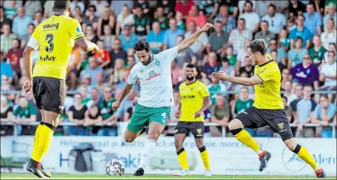  ?? BILD: IMAGO ?? Wieder am Ball: Claudio Pizarro (Mitte) gab am Montag beim 1:1 gegen VVV Venlo (gelbe Trikots) sein Debüt.
