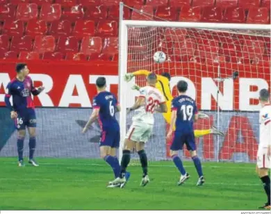  ?? ANTONIO PIZARRO ?? Bono no puede evitar con su estirada el golazo de Raúl Carnero para igualar el partido.