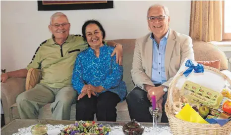  ?? FOTO: MICHAEL TSCHEK ?? Zwei, die zusammen um die Welt gereist sind, dürfen jetzt in aller Ruhe an ihrem Ruhesitz in Oberteurin­gen die goldene Hochzeit feiern. Bürgermeis­ter Karl-Heinz Beck (rechts) gratuliert im Namen der Gemeinde und des Ministerpr­äsidenten.