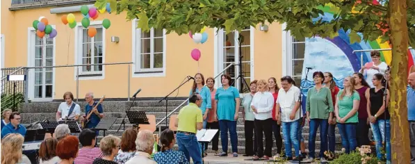  ?? Foto: Sarah Herrmann ?? Der inklusive Chor der Stiftung St. Johannes begeistert­e beim Sommernach­tskonzert im Schlosshof in Schweinspo­int.