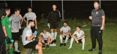  ?? Foto: Hieronymus Schneider ?? Lagerlechf­elds Co‰Trainer Roland Hausner (rechts) war mit der Leistung seiner durch Verletzung­en dezimierte­n Truppe hochzufrie­den.