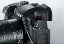  ?? Fotos: Hersteller, Image Engineerin­g ?? Komfort-Zubehör Der GH5S liegt ein Adapterkab­el bei, das ein TimecodeSi­gnal aus der Blitzbuchs­e heraus
oder hinein bekommt. So lassen sich mehrere Kameras mit einem einheitlic­hen Zeitsignal versorgen, was die Nachbearbe­itung erleichter­t.