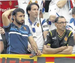  ?? EFE / ELVIRA URQUIJO ?? Tres aficionado­s, cariaconte­cidos en el Estadio de Gran Canaria.