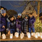  ??  ?? Da geht allen ein Licht auf: Die Altstadt ist zur Einkaufsna­cht stimmungsv­oll beleuchtet. Die Besucher genießen es.