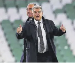  ?? Valentí Enrich ?? Laporta, con Rafa Yuste, en el Benito Villamarín tras ganar al Betis.