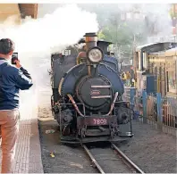  ??  ?? Der Toy Train ist ein beliebtes Fotomotiv. Die Schmalspur-Bahn von 1881 fährt nur noch für Touristen.