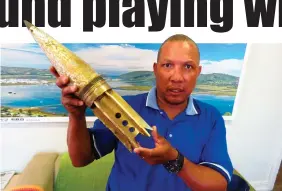  ?? Photos: Stefan Goosen ?? Desmond van Rooyen, a resident of Hornlee, acted quickly when he saw children of the area playing with this artillery shell. It has been handed over to the police.