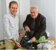  ?? Foto: SKM ?? Paul Pfundmeier (Humanitas Aichach, l.) und Hans Stecker vom Fördervere­in Wärmestube mit Hilfsmitte­ln.
