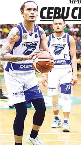  ?? / MPBL IMAGE ?? ■ SHARKS: Ang mga beteranong Sugboanong journeymen nga si Patrick Cabahug, naghupot sa bola, ug John Abad, sa luyong bahin, maoy nag-unang pambato sa Cebu City Sharks sa ilang pagpakigko­mbati karong gabii batok sa Makati Scrappers sa MPBL Datu Cup nga ipahigayon sa USJ-R Gym Basak-Campus, dakbayan sa Sugbo.