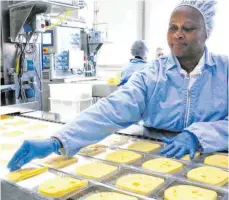  ??  ?? Hochgefahr­en hat der Käse-Hersteller Hochland in Heimenkirc­h die Produktion. Wegen der Corona-Krise bestellt der Lebensmitt­el-Einzelhand­el mehr Ware als üblich.