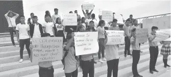  ?? /ANTONIO MELÉNDEZ ?? Con participac­ión de estudiante­s cumplió con su objetivo la protesta “antorchist­a” contra la represión en Hidalgo