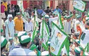  ?? HT PHOTO ?? BKU workers staging a protest in Dhumanganj in Prayagraj on Monday.