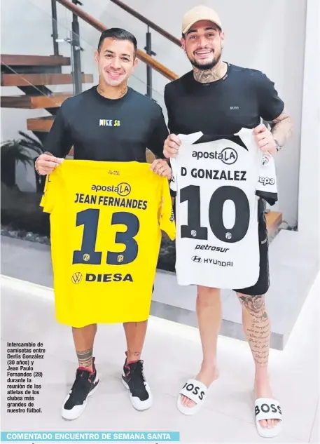  ?? ?? Intercambi­o de camisetas entre Derlis González (30 años) y Jean Paulo Fernandes (28) durante la reunión de los atletas de los clubes más grandes de nuestro fútbol.