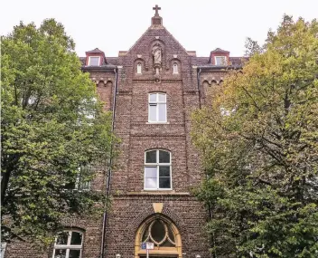  ?? FOTOS: INGO MAHLBERG, DPA ?? Das Gebäude des ehemaligen katholisch­en Internates Collegium Josephinum in Bad Münstereif­el.