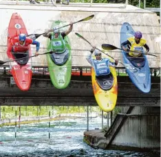  ??  ?? Gut kamen bei den Zuschauern auch die Boatercros­s Läufe an, bei denen sich die Ka nuten immer zu viert von der Startrampe stürzten.