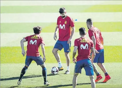  ?? FOTO: JA SIRVENT ?? Piqué participó en la sesión de entrenamie­nto de ayer de la selección con absoluta normalidad