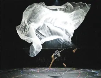  ?? ?? Στιγμιότυπ­ο από την παράσταση χορού «Exit Above» της Ανε Τερέζα ντε Κέιρσµακερ µε την οµάδα της, Rosas, µια χορογραφία για δεκατρείς περφόρµερ µε ζωντανή µουσική.