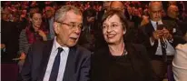  ??  ?? Launig: Bundespräs­ident Alexander Van der Bellen mit seiner Frau Doris Schmidauer