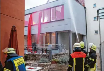  ?? Fotos: Denis Dworatsche­k ?? Die Feuerwehr Nördlingen probt den Ernstfall am Bürgerheim. Die roten Tücher, die aus den Fenstern im ersten Stock hängen, sollen die Flammen darstellen.