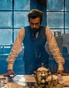  ?? Foto: Constantin Film Verleih Gmbh, dpa ?? So kennen ihn Millionen Französinn­en und Franzosen: Gustave Eiffel wird im Film „Eiffel in Love“von Romain Duris gespielt.