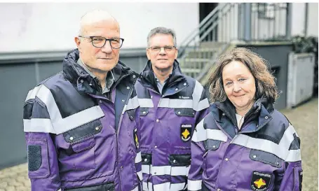  ?? FOTO: STEPHAN KÖHLEN ?? Matthias Hess und Andrea Stockhaus sind neu im Team der Notfallsee­lsorge. Detlef Tappen (im Bildhinter­grund) quittiert nach 21 Jahren den Dienst.