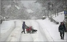  ??  ?? ... while these residents made sure the snow didn’t stop them going out