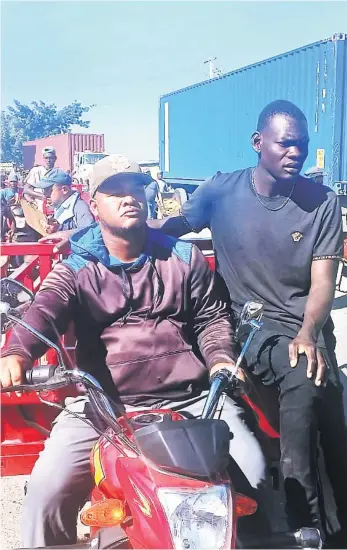  ?? ?? Los haitianos utilizan motociclet­as de tres ruedas para llevar alimentos.