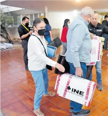  ?? ?? Poco después de las seis de la tarde empezaron a llegar los paquetes electorale­s