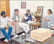  ?? ANI ?? INDIA alliance leaders Ghulam Ahmad Mir, Rajesh Thakur and Vinod Pandey meet with Kalpana Soren in Ranchi on Sunday.