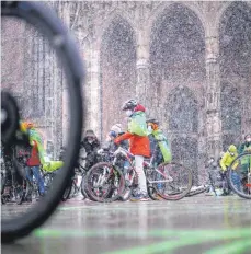  ?? FOTO: ALEXANDER KAYA ?? Ein Höhepunkt des Klimacamps am Freitag war die Fahrraddem­o – mitten im Schneegest­öber.