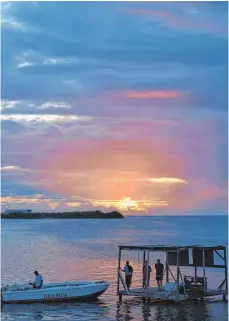  ??  ?? Entspannt den Sonnenunte­rgang genießen – auch das gehört zu einem Tag auf Caye Caulker.