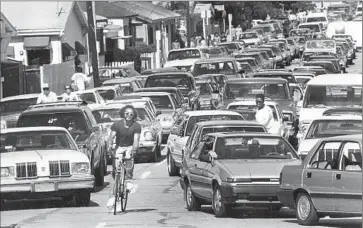  ?? Tom Kelsey
Los Angeles Times ?? A TIMES poll of Southern California­ns in 1989 found 40% of respondent­s believed that vehicles had ruined Los Angeles. Above, Sunday afternoon traffic on Venice Boulevard in Venice in 1987.