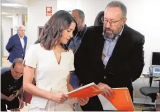  ?? EFE ?? Inés Arrimadas relee el escrito ayer, junto a Juan Carlos Girauta