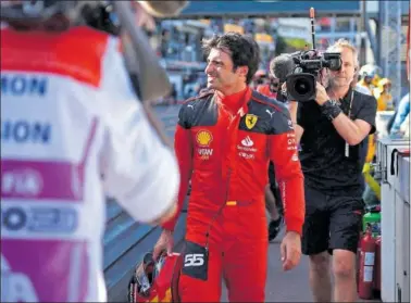  ?? ?? Carlos Sainz se dirige al garaje del Ferrari tras su accidente de ayer en los Libres 2 del GP de Mónaco.