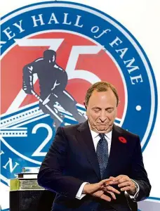  ??  ?? Gary Bettman může být spokojený: NHL se dohodla na vyrovnání s hráči a zase tak moc ji to stát nebude.