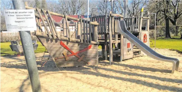  ?? FOTOS: WOLFGANG HEYER ?? Auf dem Spielplatz bei der Liegewiese im Strandbad mit dem beliebten Spielschif­f dürfen Kinder fortan wieder spielen.
