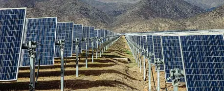  ?? ?? Fotovoltai­co I pannelli solari che si trovano nell’impianto di energia solare di Quilapilún a Colina, in Cile