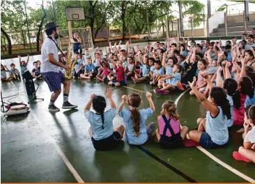  ??  ?? “Festa no Céu”, da companhia ‘‘Exército Conta Nada” (Rafael de Barros, SP) na Escola Municipal Maria Shirley Barnabé Lira: 7º Ecoh trouxe contação de histórias para mais de 1600 crianças