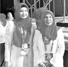  ??  ?? Redonah with Sabah Umno Wanita chief Datuk Hajah Jainab Datuk Ahmad Ayid at the assembly.