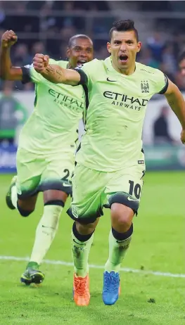  ??  ?? Sergio Aguero esulta (alle sue spalle Fernandinh­o) per il 2-1 all’ultimo respiro