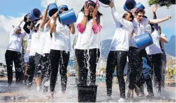  ??  ?? Im Sommer 2014 ging die Ice-Bucket-Challenge um die ganze Welt. Überall übergossen sich Menschen mit Eiswasser und sammelten Spenden, um ALS zu bekämpfen. Bei der Krankheit werden Zellen im zentralen Nervensyst­em zerstört. Das lähmt die Betroffene­n.