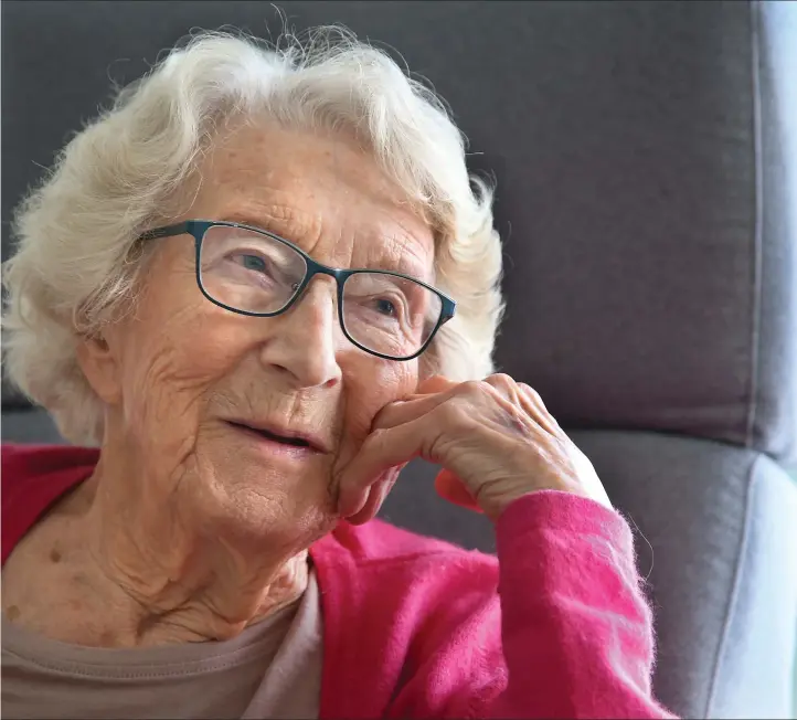  ?? ?? JORDMOR LIVET UT: – Jeg er fortsatt medlem av Jordmorfor­eningen. Vi er som en stor familie, sier den pensjonert­e jordmoren Nina Giaever (99). Hun var 80 år da hun tok imot sitt siste barn.