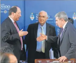  ?? TELAM ?? COMISION. Los senadores Sanz y Fernández se estrechan la mano.
