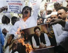  ?? Bild: Rajanish Kakade ?? Indiska muslimer bränner fotografie­r av Pakistans premiärmin­ister Imran Khan och ledaren för den väpnade islamistgr­uppen Jaish-e-Muhammad vid en demonstrat­ion i Mumbai i februari.