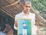  ?? PARWAZ KHAN /HT PHOTOS ?? (Left) Ashkant Vikram Singh, younger brother of Santosh Kumar Singh, shows his brother’s portrait and passport; (right) Punam Devi, widow of Santosh Kumar Singh.