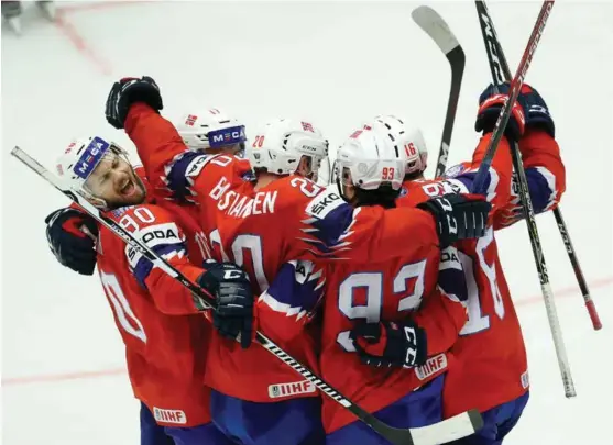  ?? FOTO: PETR DAVID JOSEK, AP/NTB SCANPIX ?? ENDELIG LITT JUBEL: Det har gått trått for Norge i VM. I går kunne man i hvert fall juble for å ha berget plassen i A-VM.