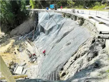  ?? DPWH ?? Photo shows the installati­on of the TECCO Slope Stabilizat­ion System for slope protection works along Guimbal-Igbaras-Tubungan-Leon Road in Barangay Iswan, Tubungan, Iloilo.