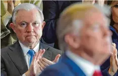  ?? Foto:Ngan, afp Archiv ?? Die Tage, als Justizmini­ster Jeff Sessions seinem Präsidente­n applaudier­te, sind vor bei. Nun lobt er die Strafverfo­lger, die Trump loswerden will.