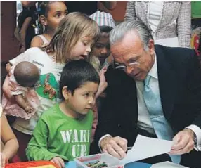  ??  ?? ISIDRE FAINÉ, PRESIDENTE DE ‘LA CAIXA’, EN UN TALLER DE REFUERZO ESCOLAR